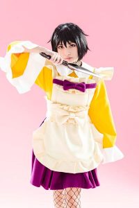 Sakura Wars the Stage featuring Azami Mochizuki wearing a yellow maid costume as she wields a kunai.